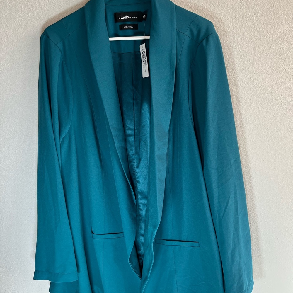 Torrid studio crepe‎ blazer size 4 NWT